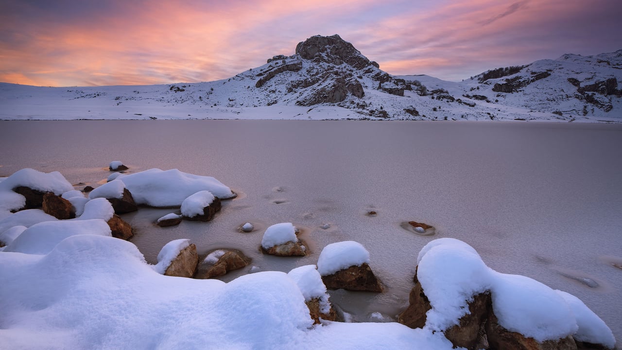 Lakes of Covadonga, Asturias, Spain (© Carlos Fernandez/Getty Images)