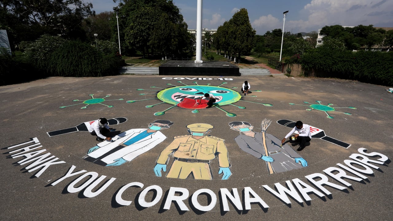 Artists of the Music and Fine Arts Institute, Jammu, paint 'Thank You Corona Warriors' (© JAIPAL SINGH/EPA-EFE/Shutterstock)