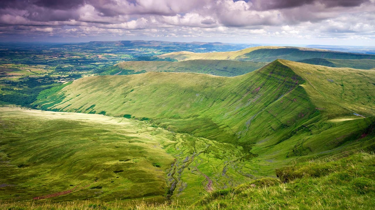 Cribyn viewed from Pen y Fan, Brecon Beacons National Park, Powys (© Adam Burton/Alamy Stock Photo)