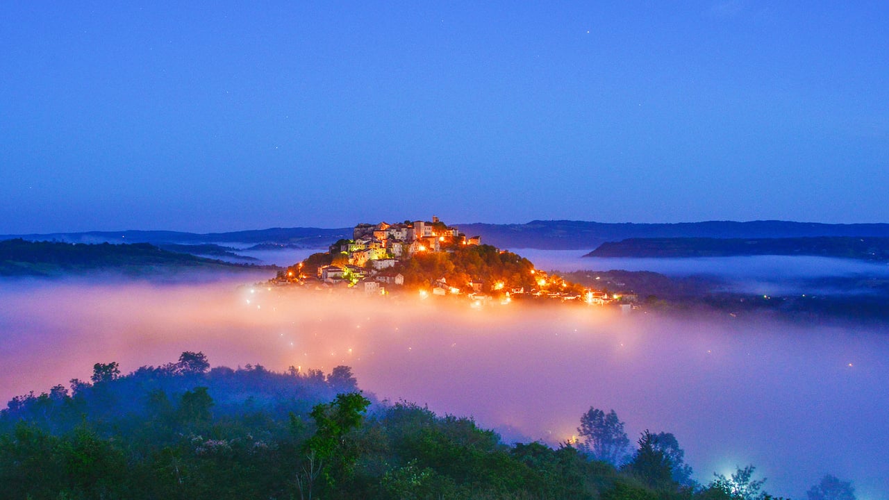 Cordes-sur-Ciel à l’aube, Occitanie, France (© Jon Davison/Alamy Stock Photo)