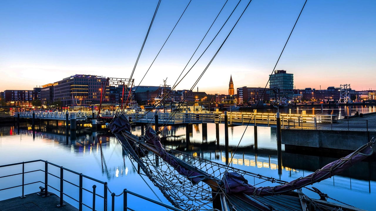 Hörnbrücke mit Stadtzentrum am Abend, Kiel, Schleswig-Holstein, Deutschland (© Sabine Lubenow/Huber Images/eStock Photo)