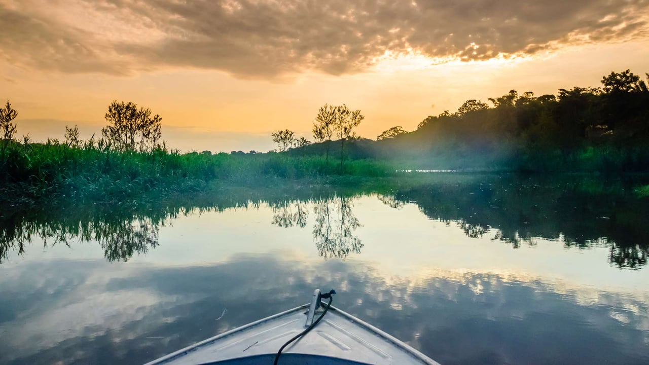 Vista de um barco na Amazônia (© StreetFlash/Getty Images)