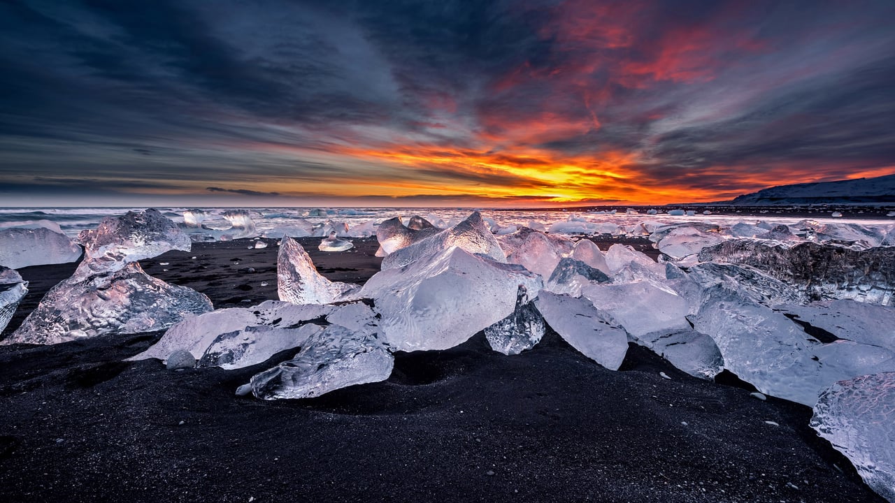 Diamond Beach across from Jökulsárlón, a glacial lagoon in Iceland (© surangaw/Getty Images)
