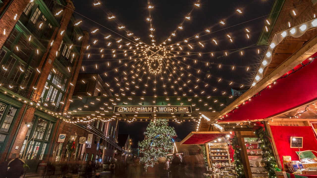 Toronto Christmas Market at the Distillery District (© robertharding/Alamy Stock Photo)