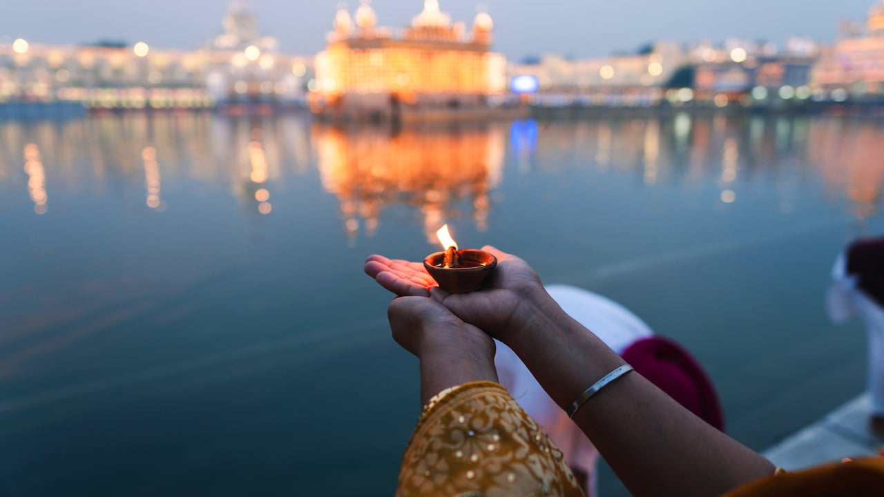 Una diya al Tempio d'Oro durante la Dīpāvalī, Amritsar, India (© EyeEm Mobile GmbH/Getty Images)
