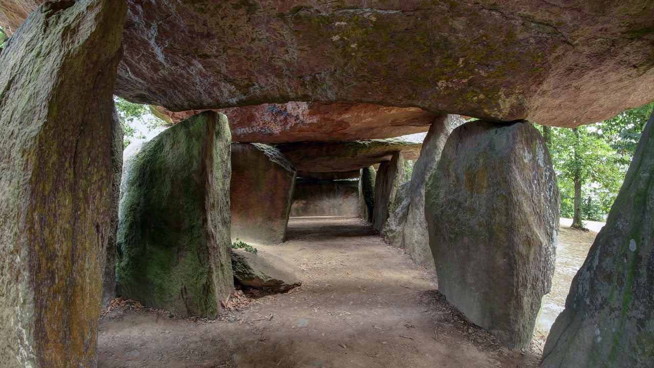 Dolmen, La Roche-Aux-Fées, Bretagne (© Michal Boubin/Getty Images)