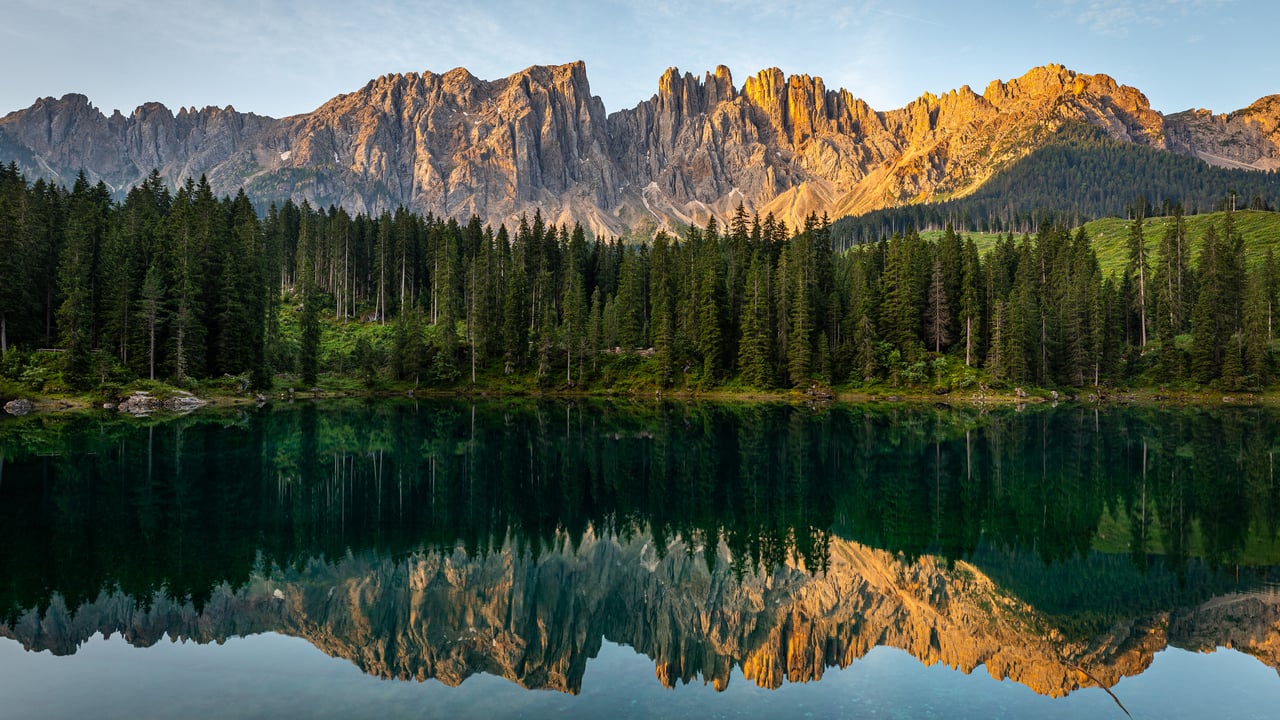 Il Lago di Carezza nelle Dolomiti all'alba, Bolzano, Italia (© Putt Sakdhnagool/Moment/Getty Images)