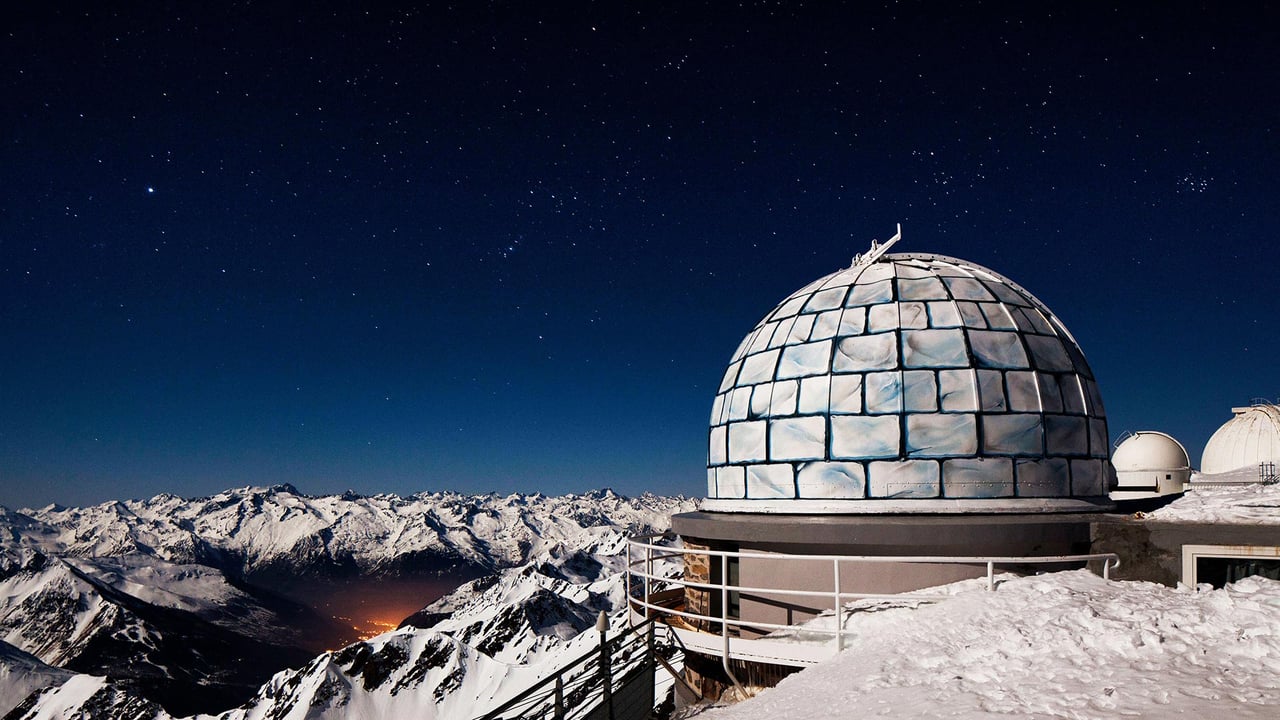 Dôme de l’observatoire du Pic du Midi de Bigorre sous un ciel étoilé, Bagnères-de-Bigorre, La Mongie, Hautes-Pyrénées, France (© Jean-Marc Barrere/hemis.fr/Getty Images)