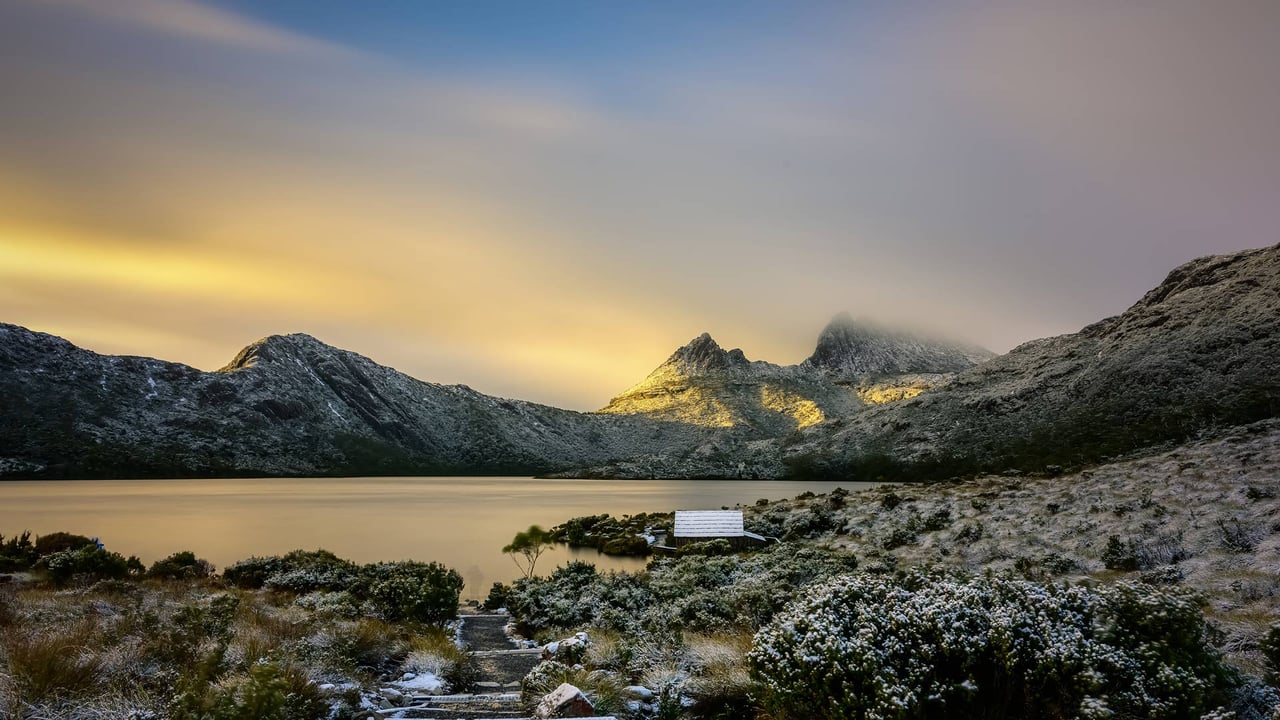 Dove Lake, Hobart, Tasmania (© www.JamesPhotography.com.au/Getty Images)