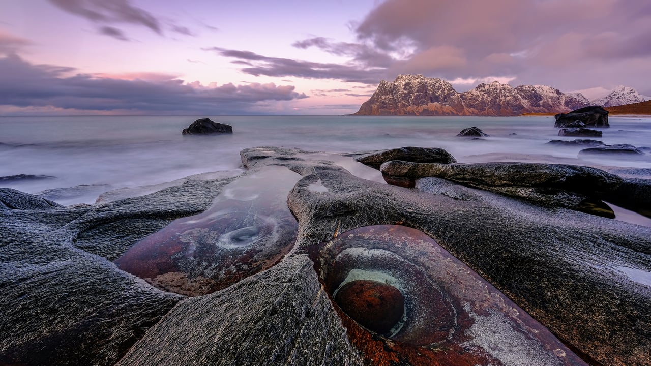 Dragon's Eye, formation rocheuse sur la plage d’Uttakleiv, Norvège (© reisegraf/Getty Images)