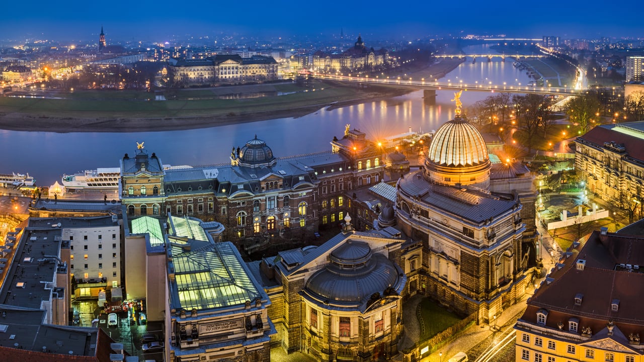 Blick von der Frauenkirche auf die Altstadt und die Elbe, Dresden, Sachsen (© Michael Abid/Mapics/Adobe Stock)