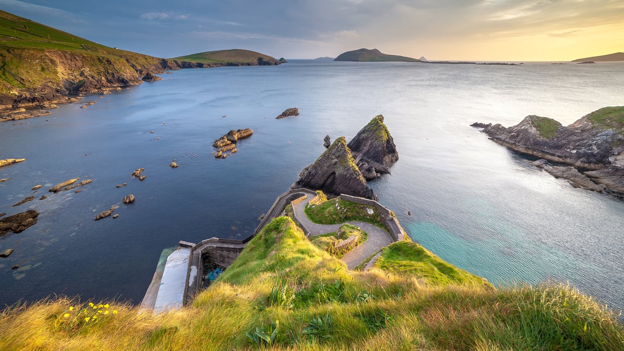 Escadaria serpenteante do Cais de Dunquin, Condado de Kerry, Irlanda (© Hugh O'Connor/Getty Images)