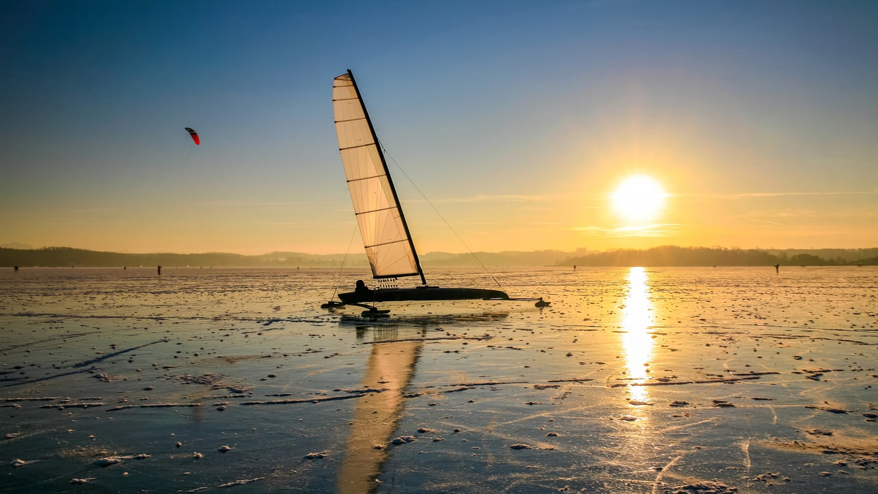 Eissegler auf dem Wörthsee, Bayern (© PK-Photos/iStock/Getty Images Plus/Getty Images)