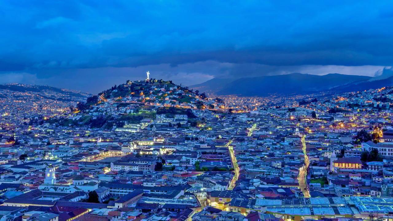Old Town and El Panecillo Hill in Quito, Ecuador (© Karol Kozlowski/plainpicture)