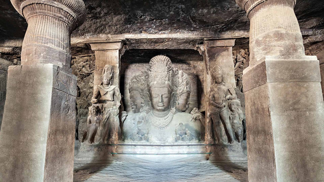 Elephanta Island caves near Mumbai, Maharashtra (© Andrey Khrobostov/Alamy Stock Photo)