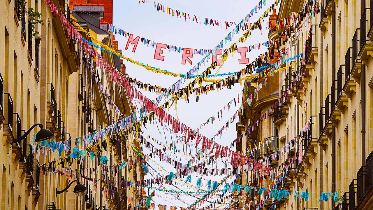 Photo d'une rue de Nantes, ornée de banderoles en hommage aux soignants fabriquées par les habitants, prise le 27 avril 2020 (© LOIC VENANCE/AFP via Getty Images)