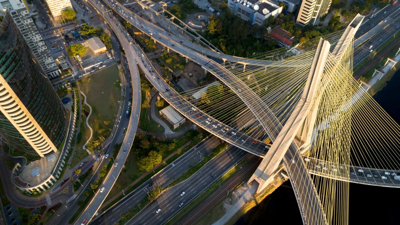 Ponte Estaiada na cidade de São Paulo (© gustavofrazao/Getty Images)