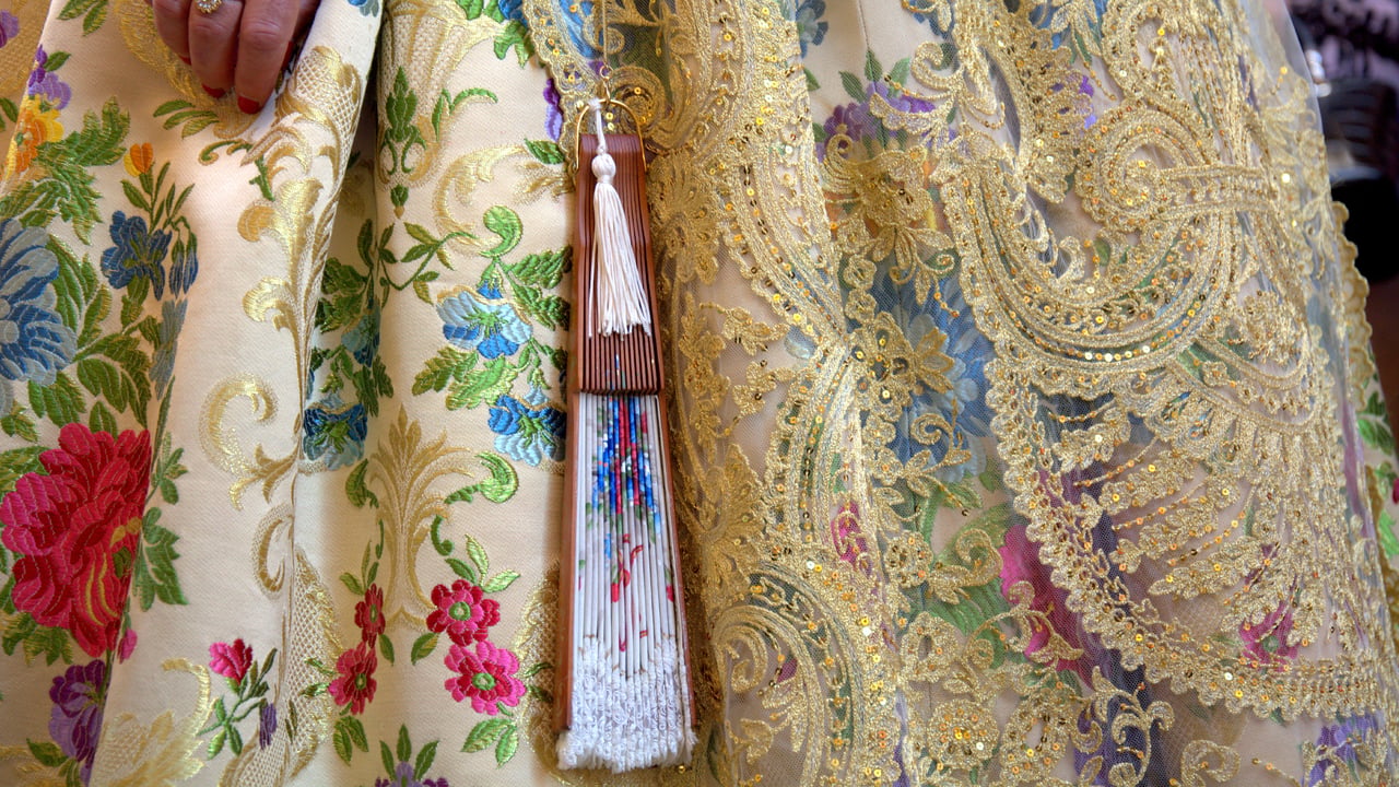 Traje típico de fallera en las Fallas de Valencia, España (© Miguel Sotomayor/Getty Images)