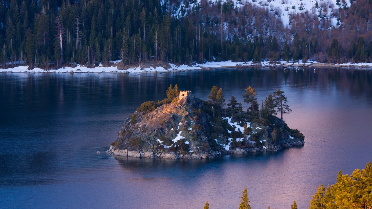 Emerald Bay et Fanette Island, Lac Tahoe, Californie, États-Unis (© Bill Stevenson/Cavan Images)