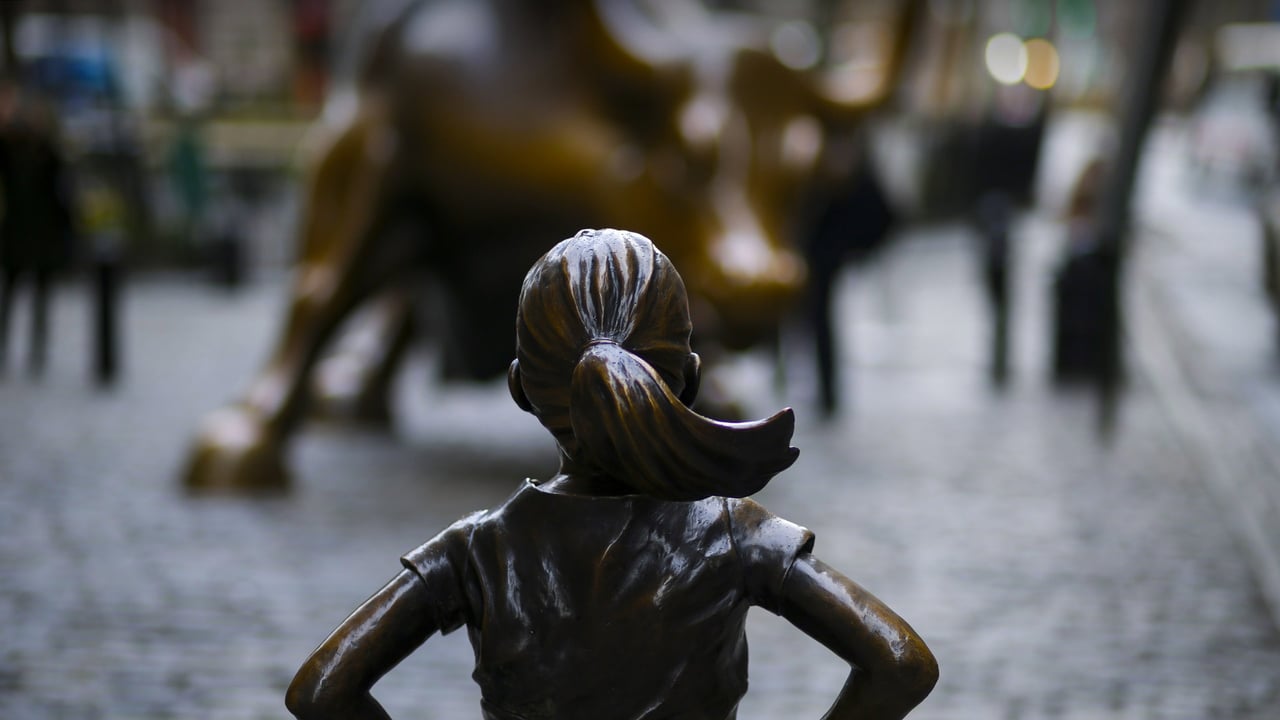 ｢恐れを知らぬ少女｣米国ニューヨーク州,　ウォール街 (© Jeenah Moon/Bloomberg via Getty Images)