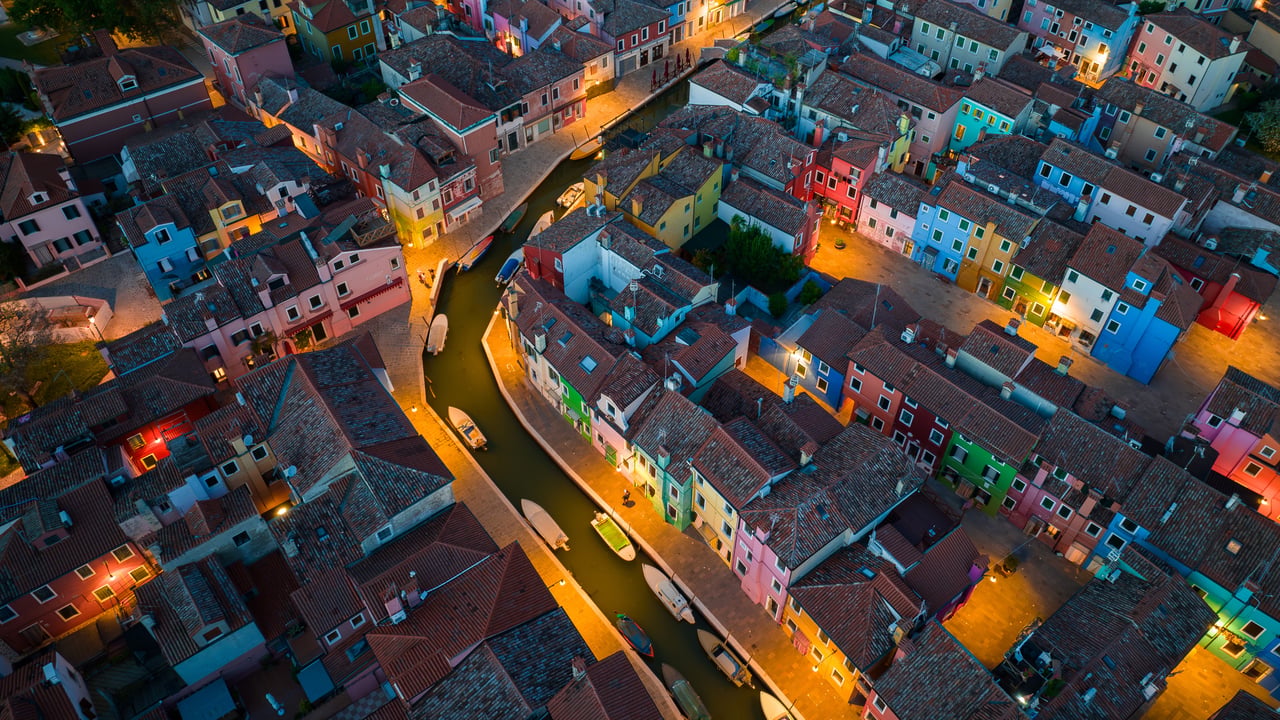 Vista aerea delle case colorate dell'isola di Burano, Laguna di Venezia, Veneto (© Pol Albarrán/Moment)