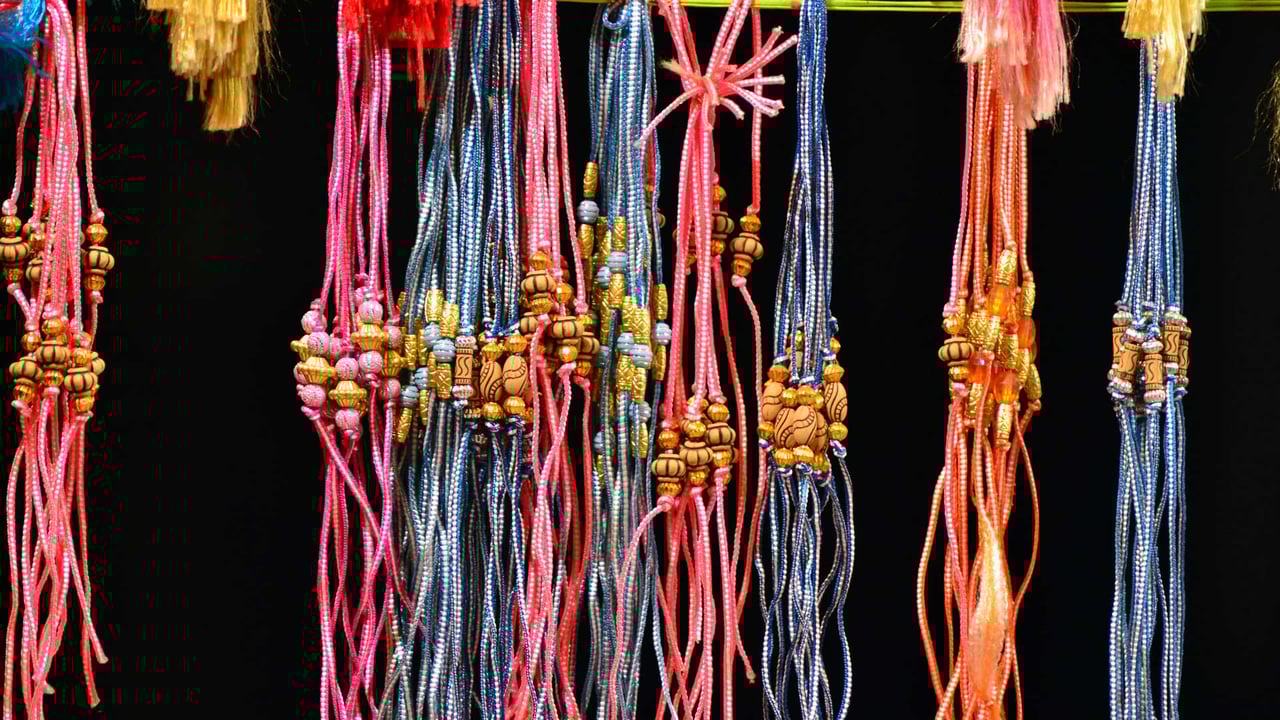 Rakhi or sacred thread of different types and colors (© Ritesh Shukla/Pacific Press/LightRocket via Getty Images)