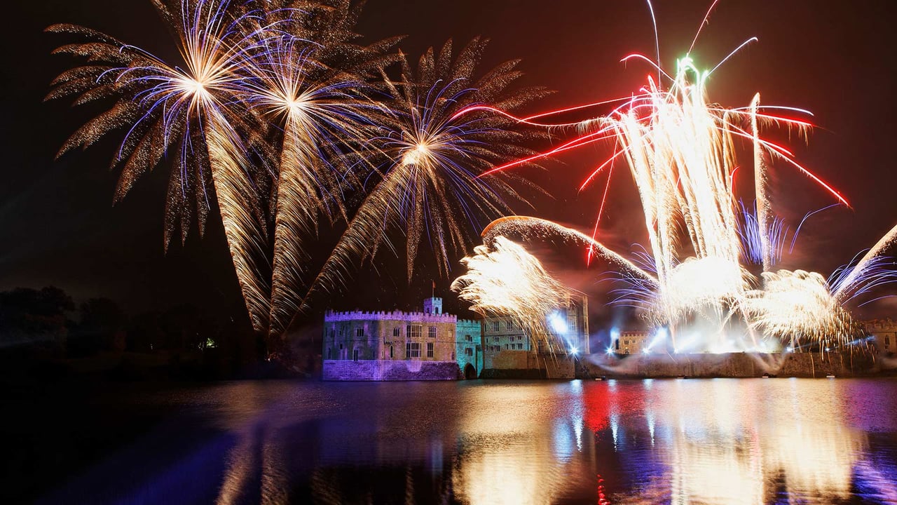 Bonfire Night fireworks, Leeds Castle, Kent (© Franz-Marc Frei/Corbis Documentary/Getty Images)