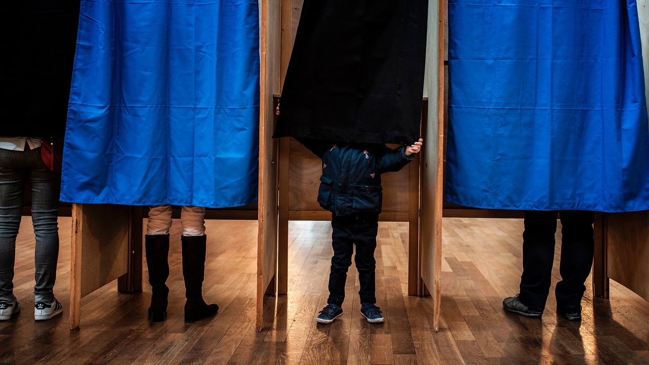 Personnes dans un bureau de vote à Lyon pour le premier tour de la présidentielle, le 23 avril 2017 (© JEFF PACHOUD/AFP via Getty Images)