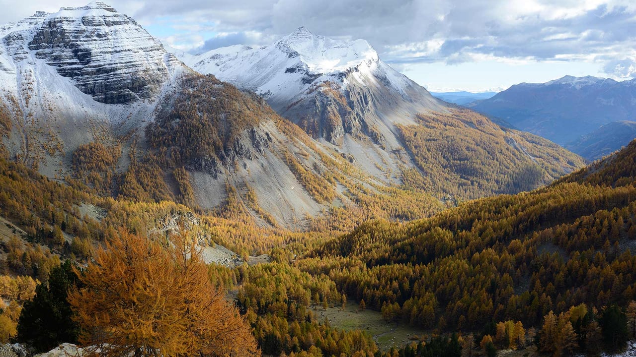 Tête de Gorgias (left) and Roche Grande (background), near Entraunes, Alpes-Maritimes, France (© aerial-photos.com/Alamy)