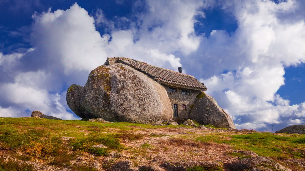 Casa do Penedo (House of the Rock) in Portugal (© Olimpio Fantuz/eStock Photo)