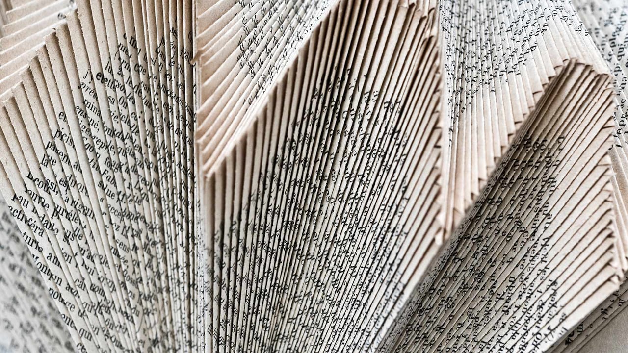 Structure décorative de pages de livres pliées, Angles-sur-l'Anglin, Vienne (© Ed Buziak/Alamy Banque d'Images)