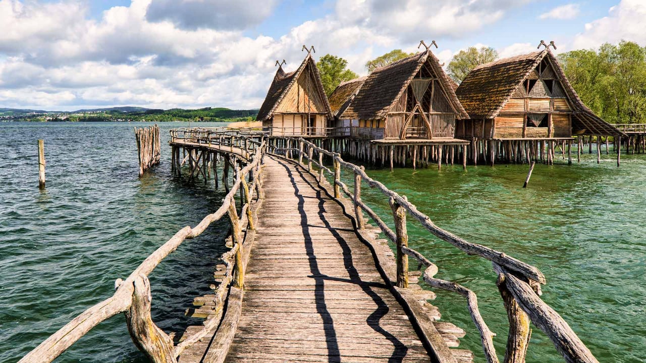 Fußgängerbrücke über den See zu den Stelzenhäusern, Unteruhldingen, Baden-Württemberg (© Harald Nachtmann/Getty Images)