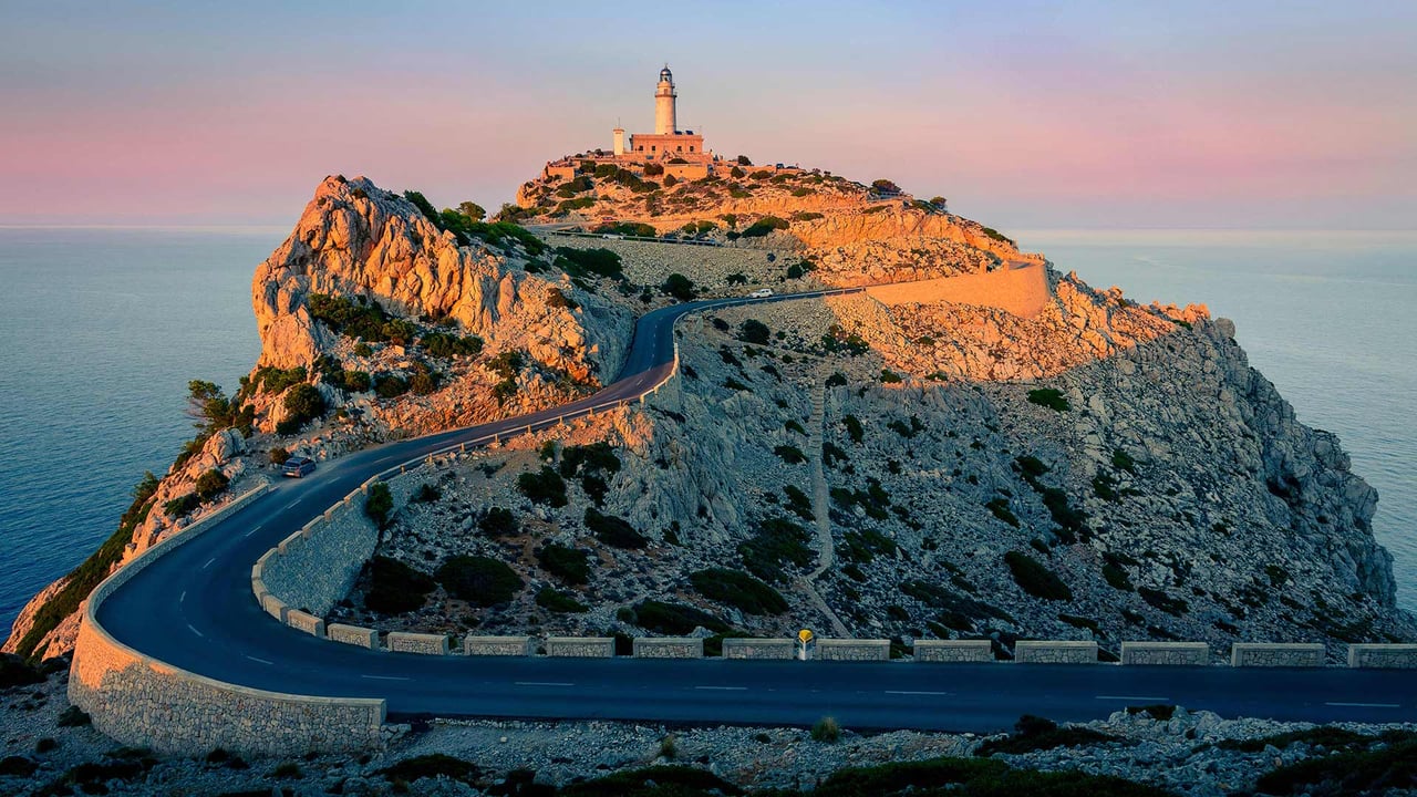 Formentor lighthouse at the tip of Cap de Formentor, Mallorca, Spain (© Lasse Eklöf/DEEPOL by plainpicture)