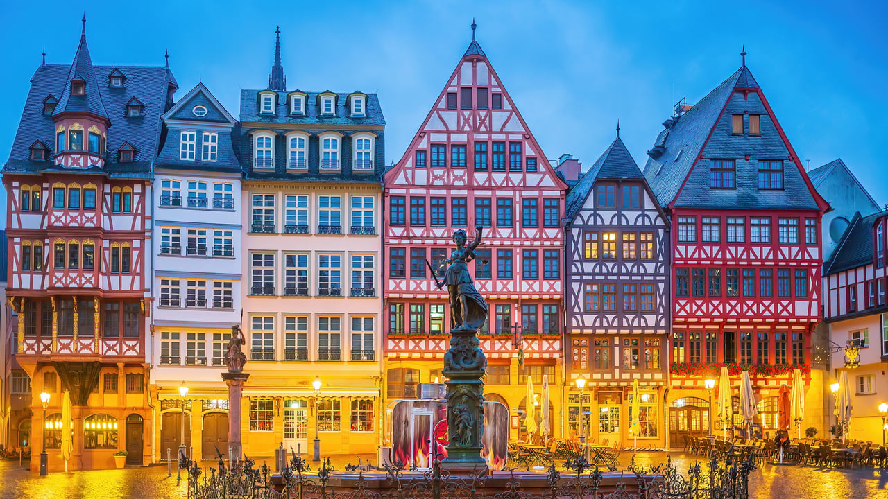 Römerberg, historischer Altstadtplatz in Frankfurt am Main (© f11photo/Getty Images)