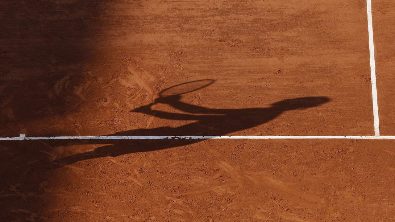 L’ombre de Rafael Nadal sur la terre battue de Roland-Garros, Bois de Boulogne, Paris, France (© AP Photo/Michel Spingler)