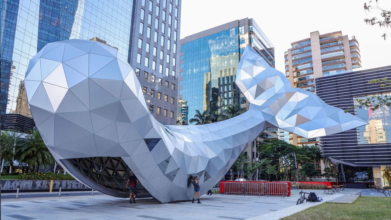 Baleia metálica, Avenida Faria Lima, São Paulo, Brasil (© Brazil Photo Press/Alamy)