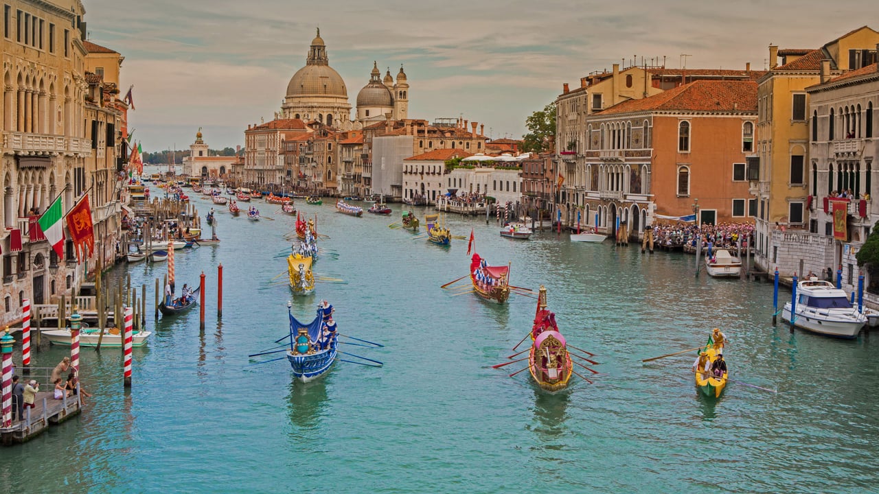 The Regata Storica on the Grand Canal in Venice, Italy (© Alexander Duffner/Alamy)