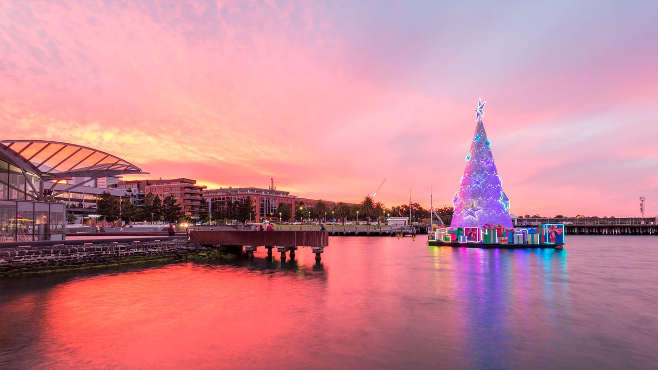 Sunset over The Carousel Pavilion with Christmas tree, Geelong (© TonyNg/Shutterstock)