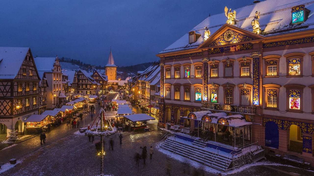 Adventsmarkt und Adventskalenderhaus in Gengenbach, Schwarzwald, Baden-Württemberg, Deutschland (© SUDRES Jean-Daniel/Hemis/SuperStock)