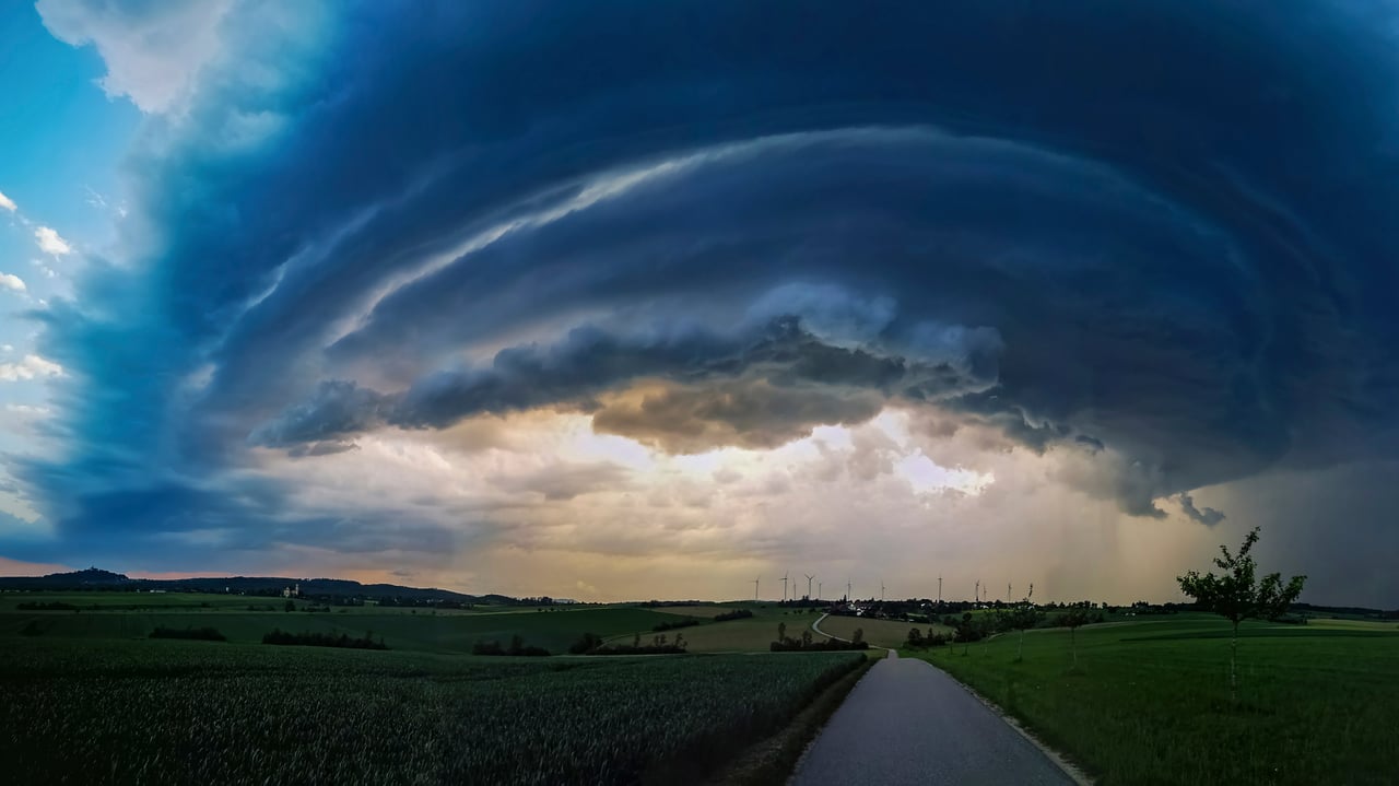Gewitterzelle über einer Ortschaft in Baden-Württemberg (© Martin Grimm/Minden)