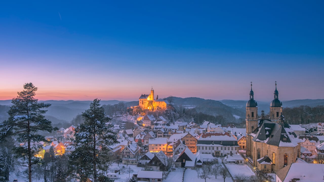 Vue sur le village de Gössweinstein et son château au loin, Bavière, Allemagne (© Juergen Sack/Getty Images)