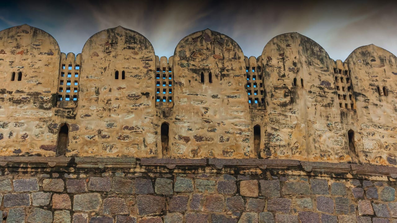 Arched parapets of the Golconda Fort in Hyderabad, Telangana (© Manab Sen/Alamy Stock Photo)