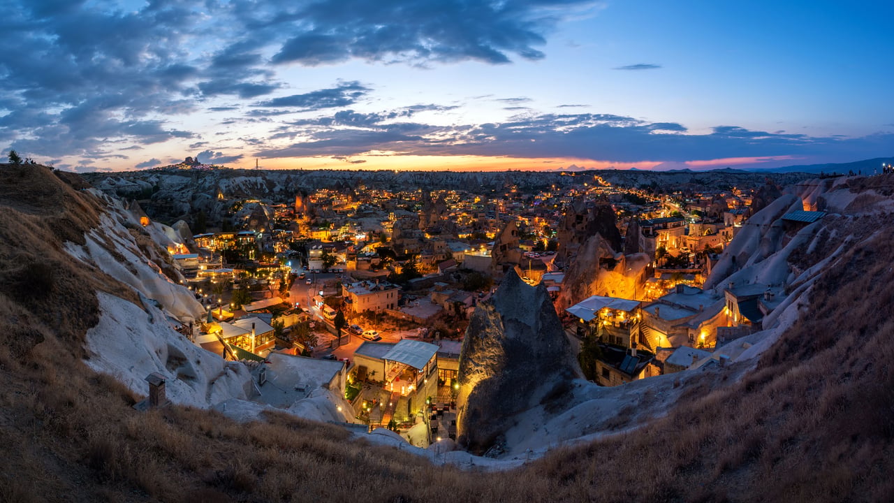 Göreme le soir, Cappadoce, Turquie (© ONNAJA/Getty Images)