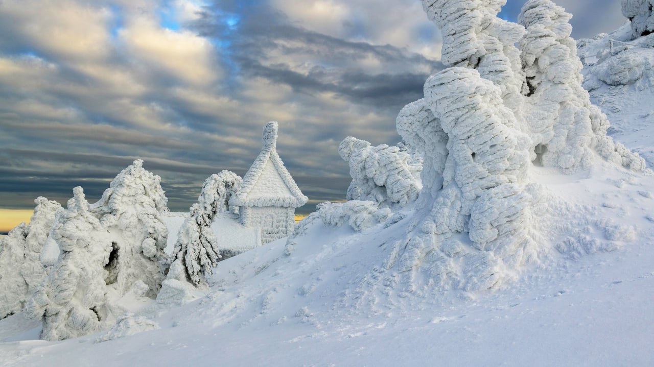 Eingeschneite Arberkapelle am Großen Arber, Niederbayern, Bayern (© Cornelia Dörr/Huber/eStock Photo)