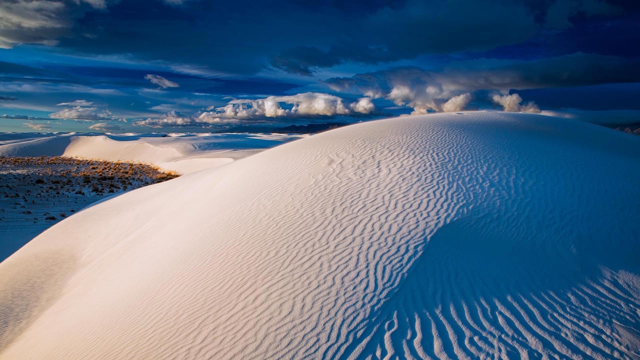 Gypsum sand dunes, White Sands National Park, New Mexico (© Grant Kaye/Cavan Images)