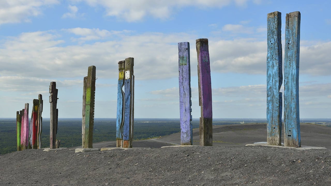 Installation „Totems“ auf der Halde Haniel, Bottrop, Ruhrgebiet, Nordrhein-Westfalen, Deutschland (© Raimund Linke/Masterfile)
