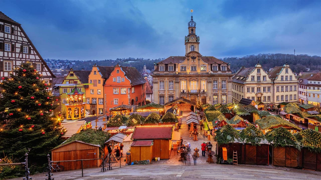 Annual Schwäbisch Hall Weihnachtsmarkt in the market square, Baden-Württemberg, Germany (© sack/Getty Images Plus)