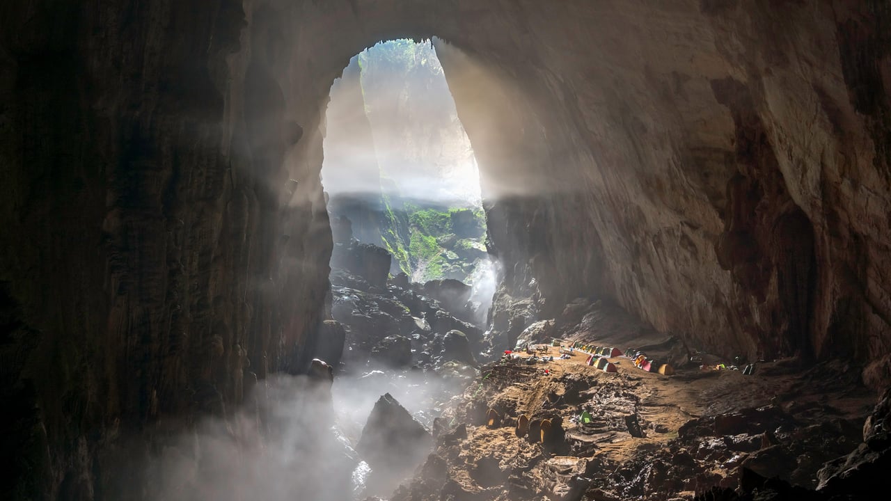 Hang Sơn Đoòng cave, Phong Nha-Kẻ Bàng National Park, Vietnam (© Geng Xu/Getty Images)