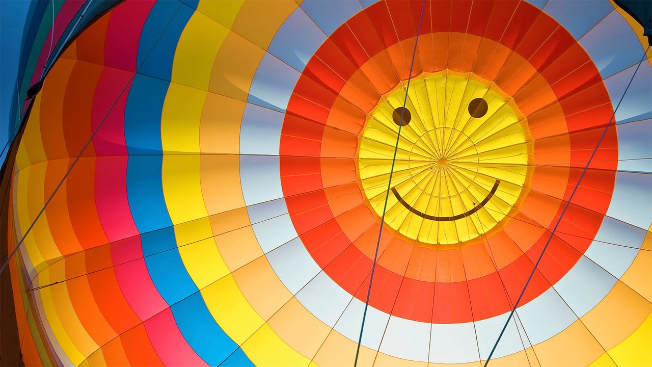 Happy hot air balloon (© Leonsbox/Getty Images Plus)