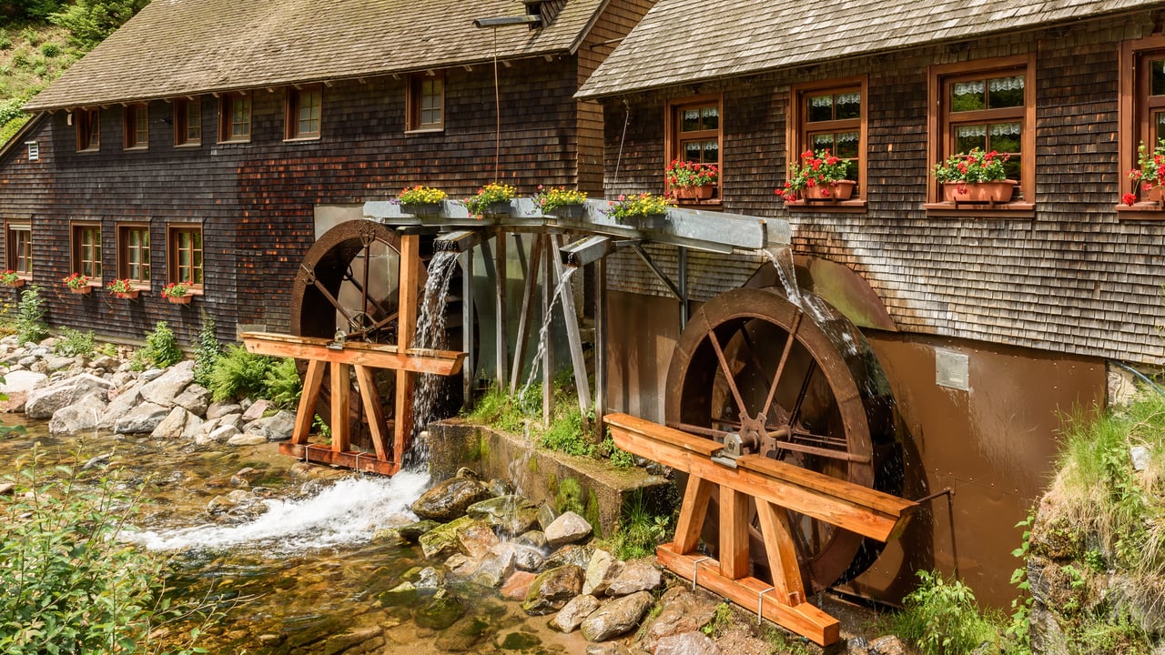 Die Hexenlochmühle im Schwarzwald bei Furtwangen, Baden‑Württemberg (© Conny Pokorny/Shutterstock)